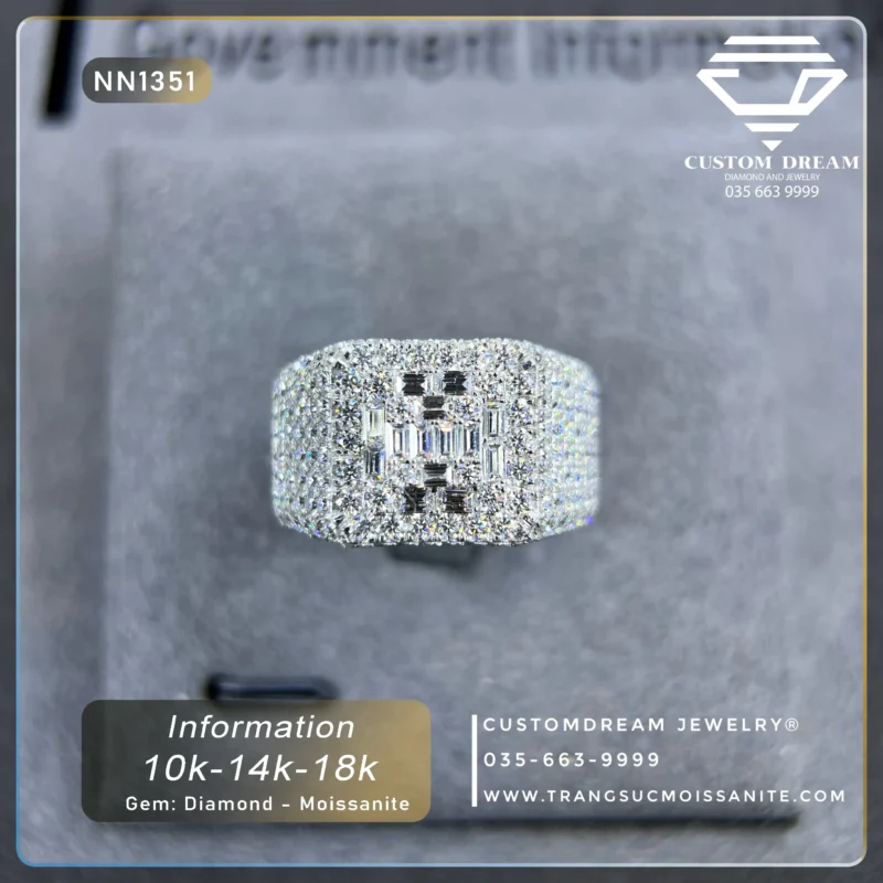 Nhẫn Nam Vàng Đính Đá Moissanite Round & Baguette Xếp Vuông Góc – NN1351