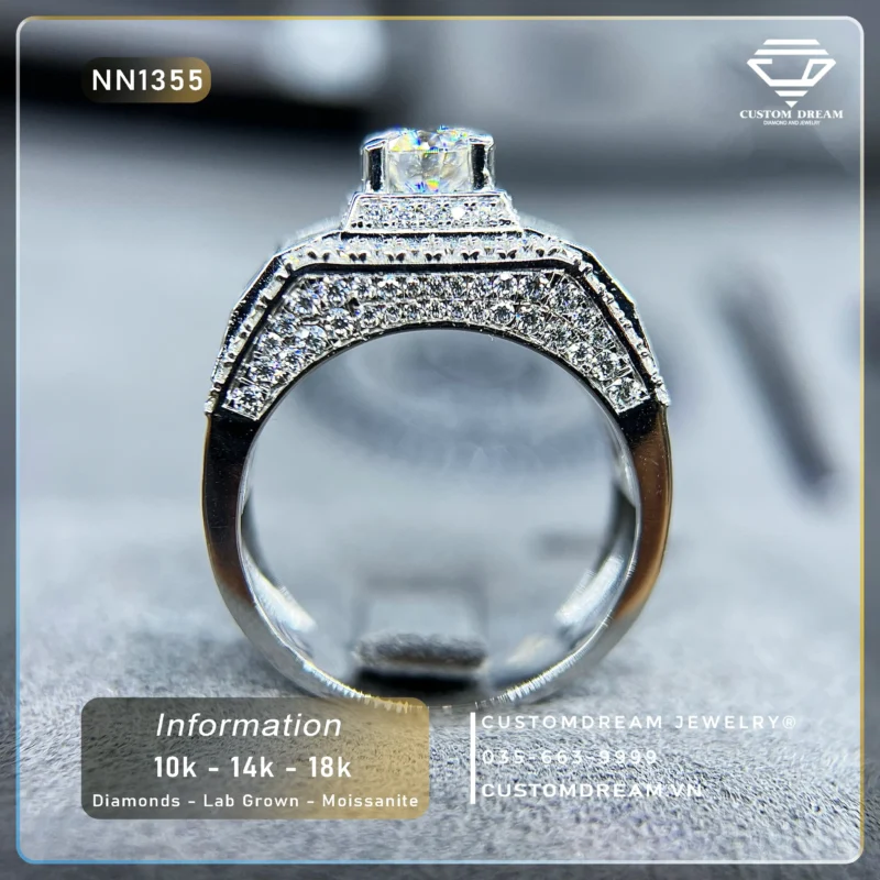 Nhẫn Nam Vàng Đính Đá Moissanite 7.2 Ly Round & Baguette Bản To – NN1355