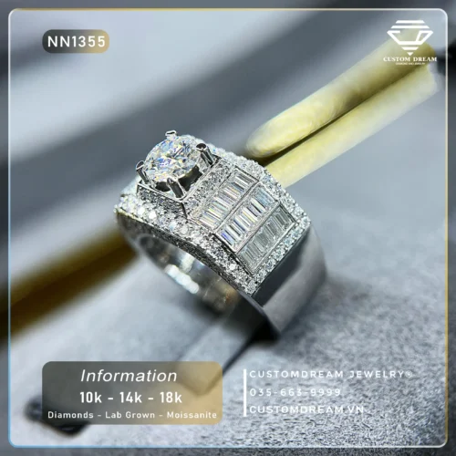 Nhẫn Nam Vàng Đính Đá Moissanite 7.2 Ly Round & Baguette Bản To – NN1355