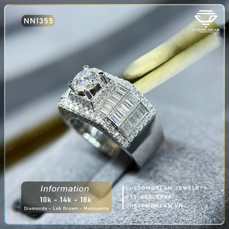 Nhẫn Nam Vàng Đính Đá Moissanite 7.2 Ly Round & Baguette Bản To – NN1355