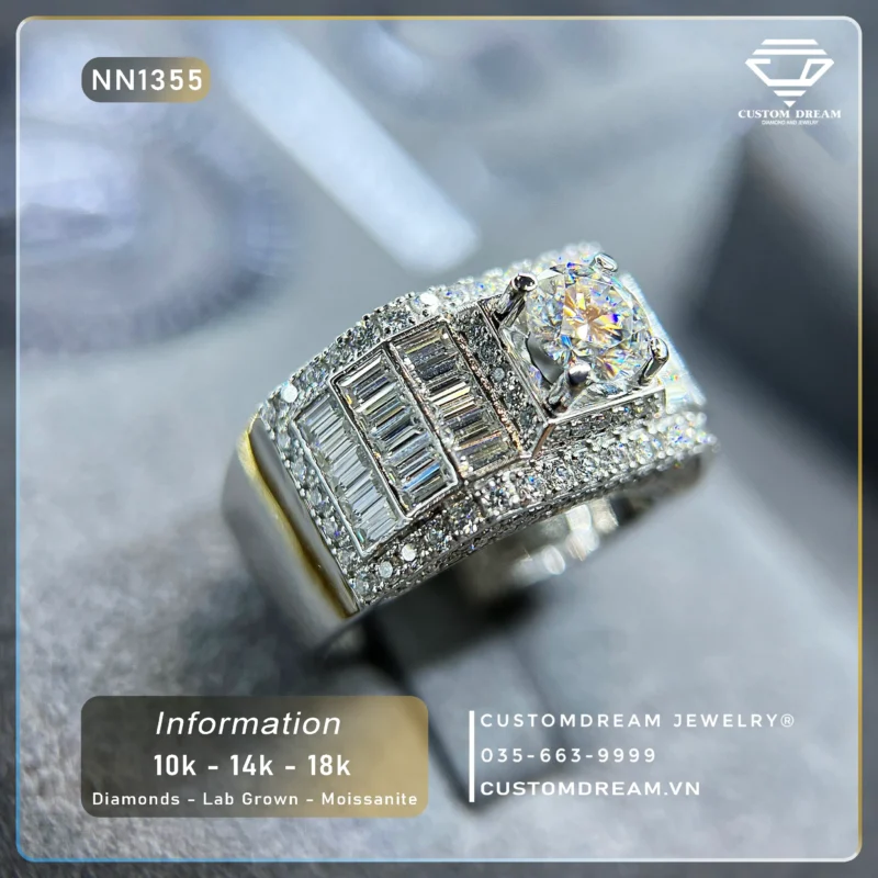 Nhẫn Nam Vàng Đính Đá Moissanite 7.2 Ly Round & Baguette Bản To – NN1355