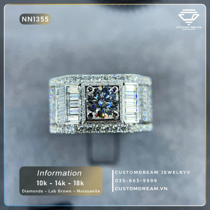 Nhẫn Nam Vàng Đính Đá Moissanite 7.2 Ly Round & Baguette Bản To – NN1355
