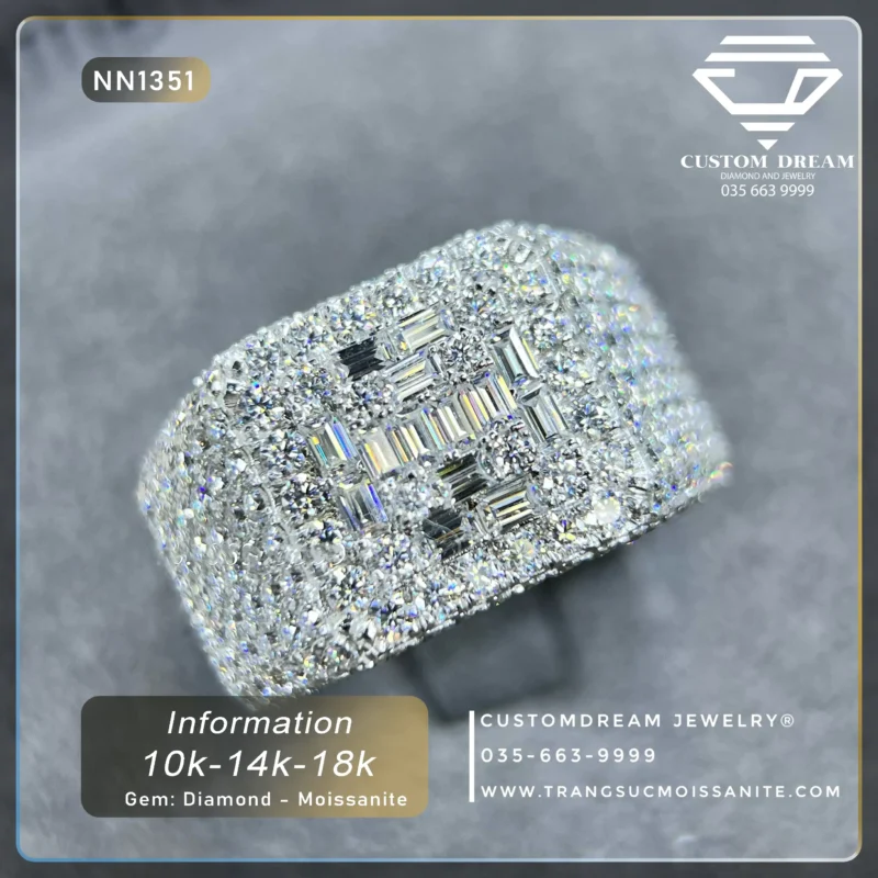Nhẫn Nam Vàng Đính Đá Moissanite Round & Baguette Xếp Vuông Góc – NN1351
