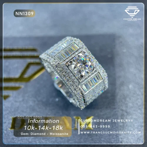 Nhẫn Nam Vàng Đính Đá Moissanite 7.2 Ly Bản Rộng Round & Baguette – NN1309